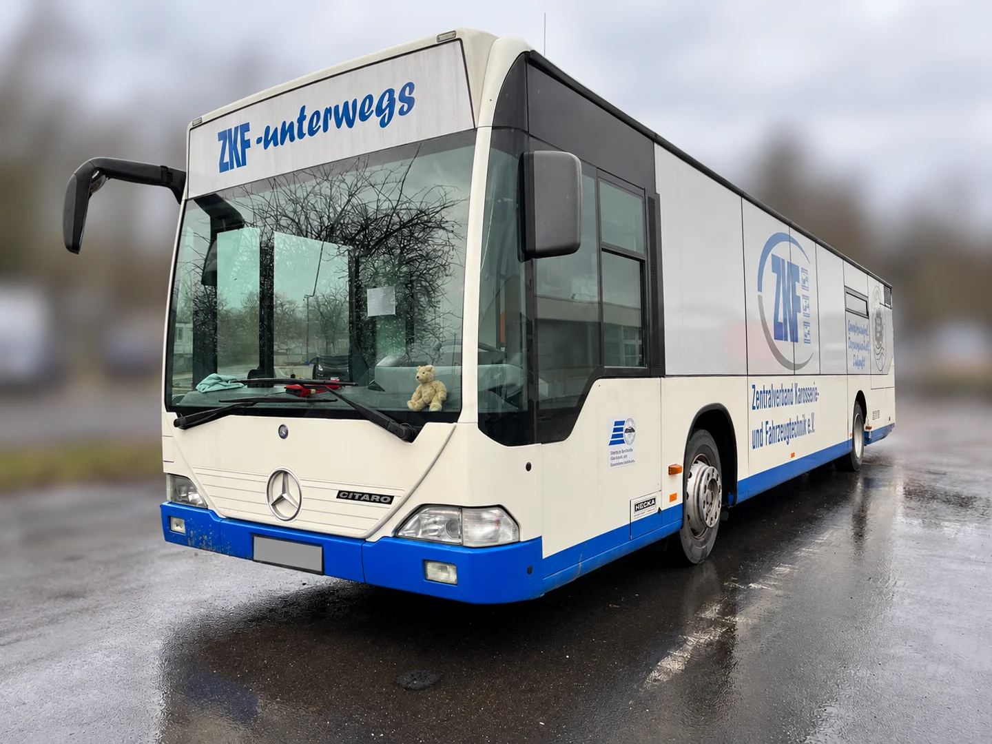 Mercedes Citaro Bus; Kennzeichen und Hintergrund anonymisiert
