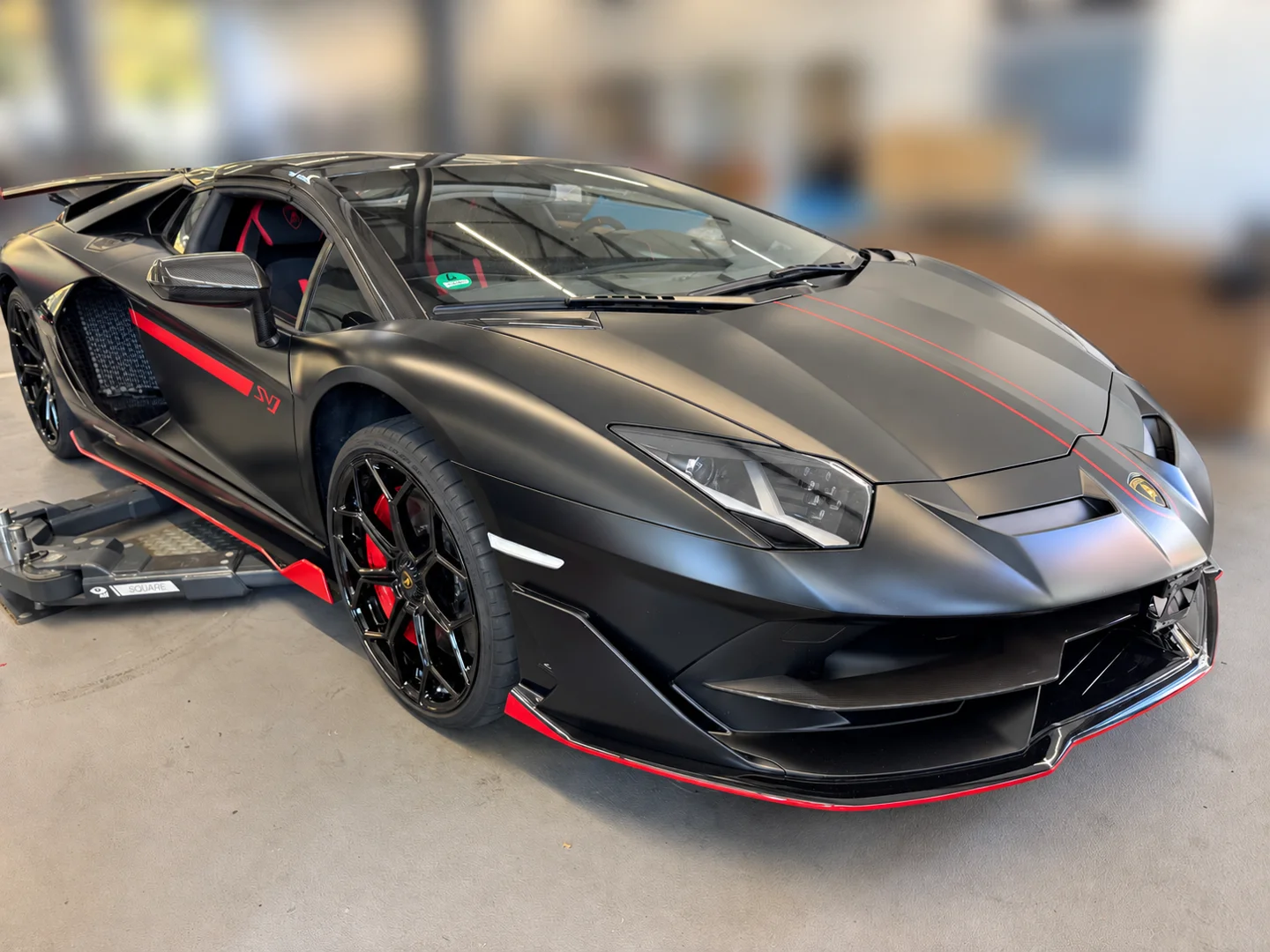 Lamborghini mit vorhandenem Frontschaden; Hintergrund anonymisiert