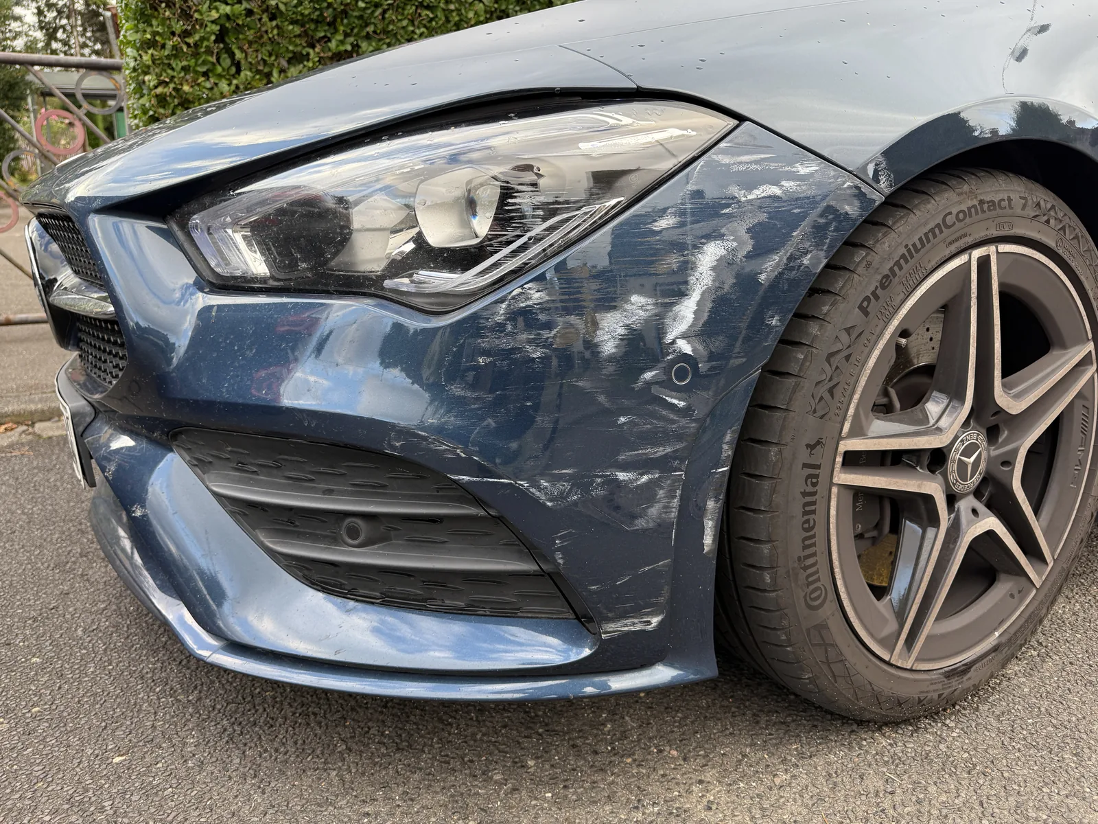 Mercedes CLA mit Anstoßspuren an der vorderen linken Fahrzeugecke
