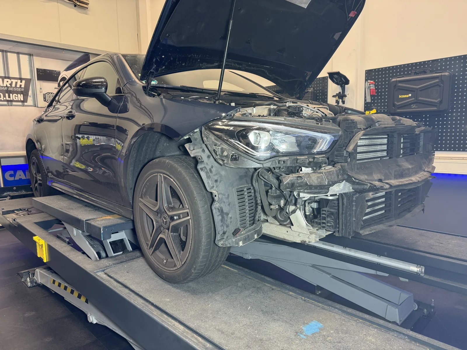 Mercedes CLA mit demontierter vorderer Stoßfängerverkleidung auf der Hebebühne