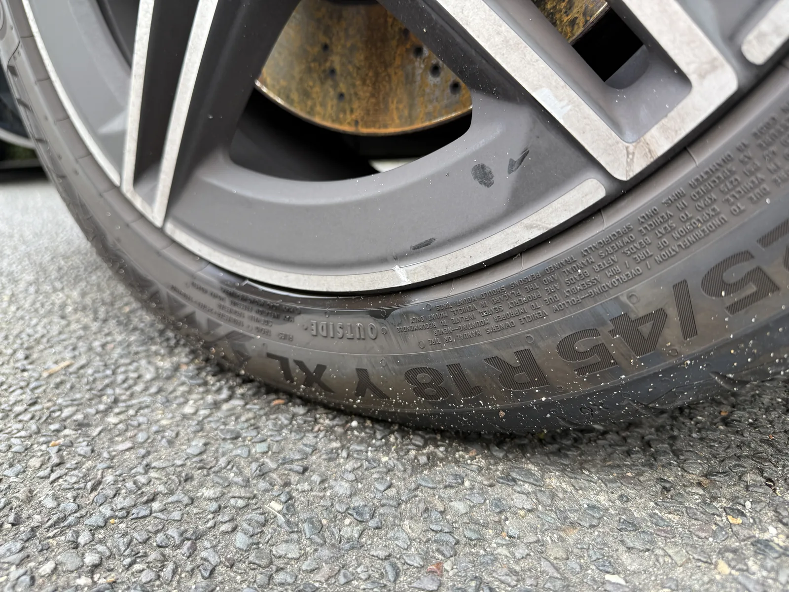 Detailaufnahme der Anstoßspuren an Felge und Reifen vorne links