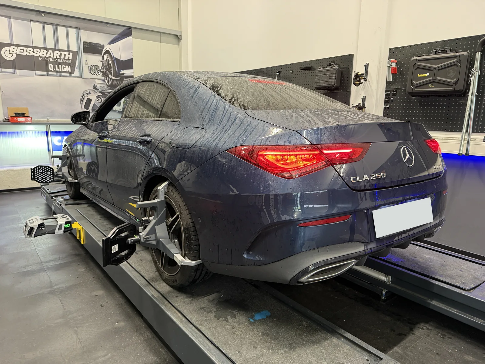 Mercedes CLA mit Messtafeln an den Rädern auf dem Achsmessstand; Kennzeichen anonymisiert