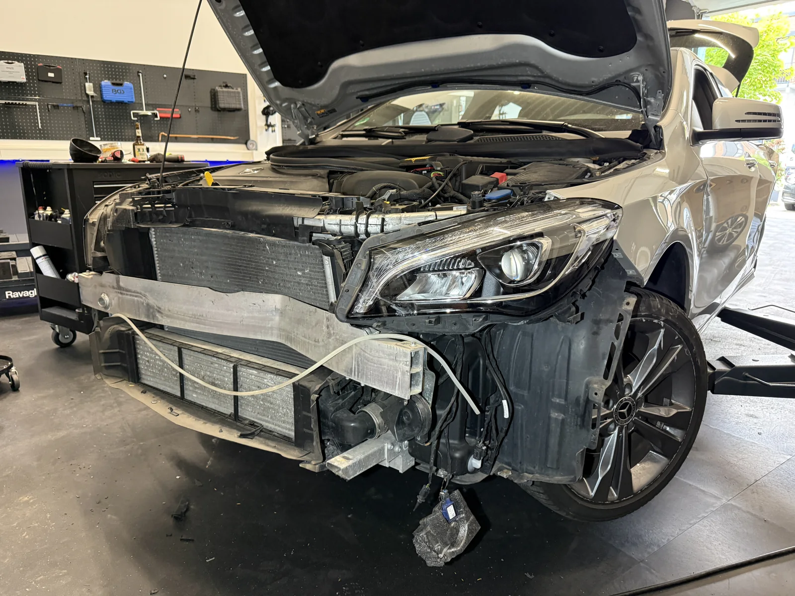 Mercedes mit demontierter Frontverkleidung und sichtbarem Querträger sowie Kühlerbereich