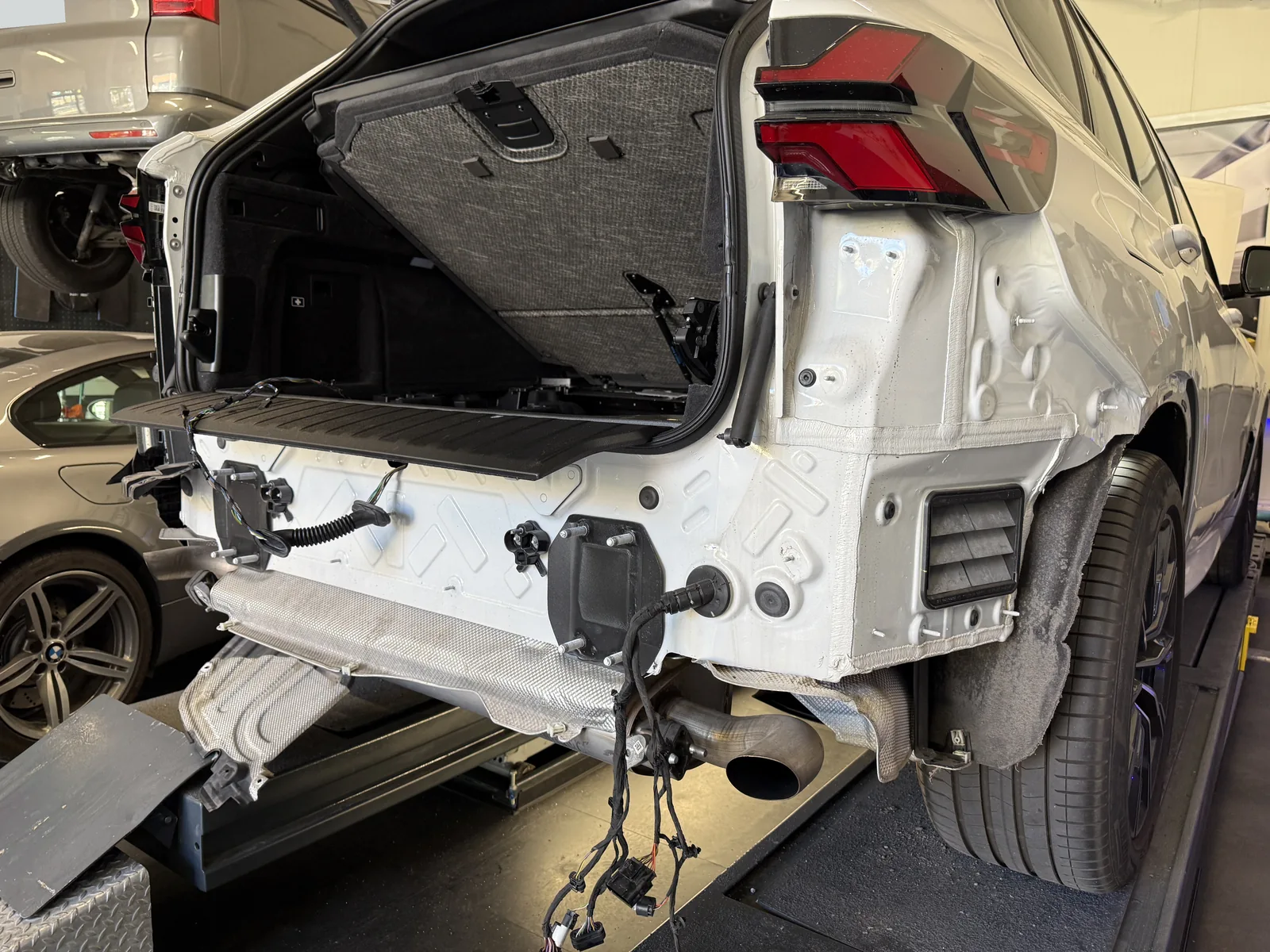 Weiter freigelegter Heckbereich des BMW X5 mit sichtbarem Heckblech und Anschlusspunkten
