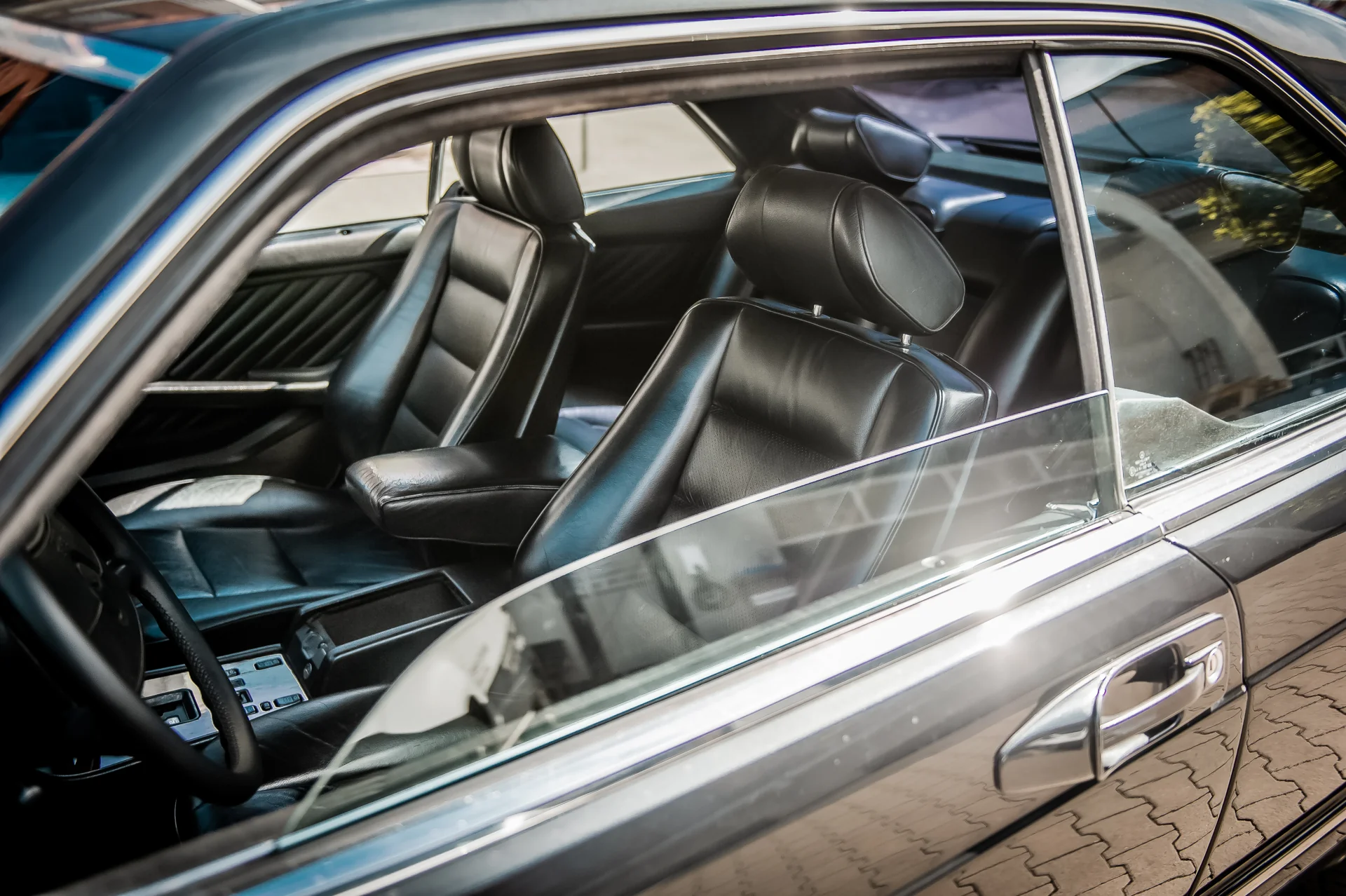 Originaler Innenraum eines klassischen Mercedes-Benz mit schwarzer Lederausstattung