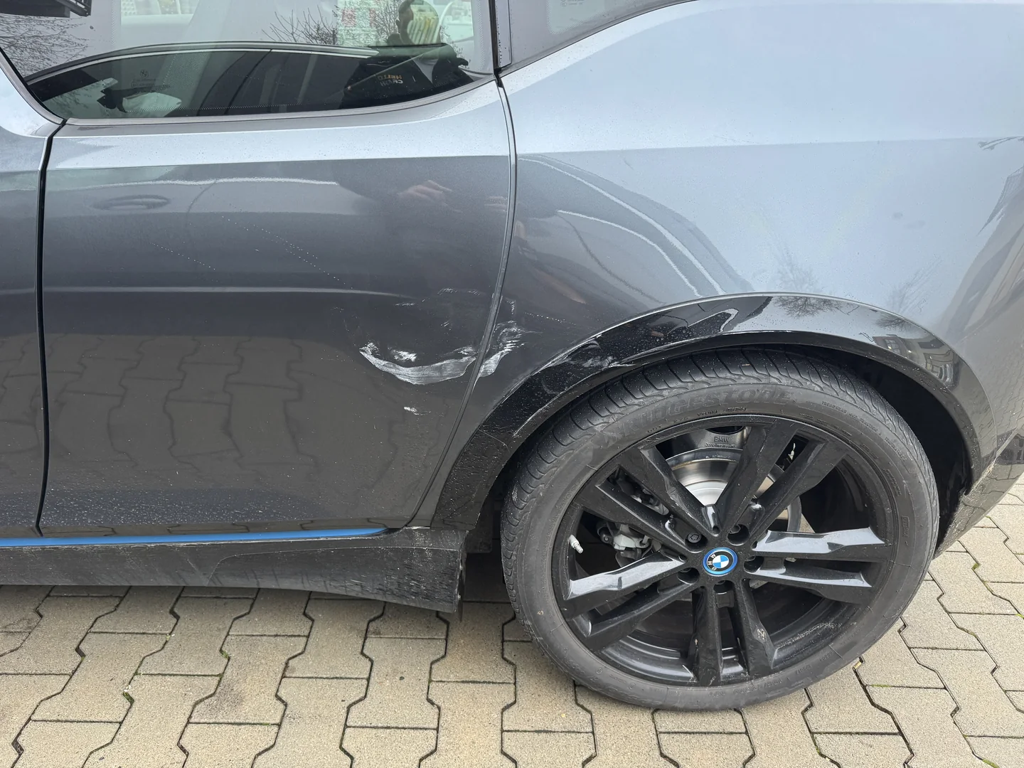 Unfallschaden am hinteren Seitenbereich eines BMW i3