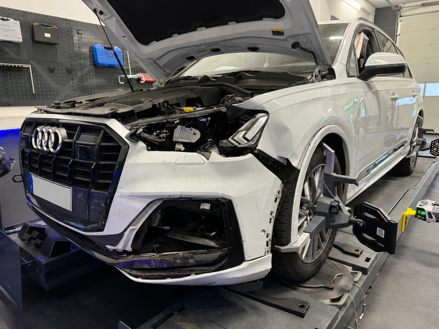 Beschädigter Audi Q7 auf dem Prüfstand bei HelloCrash; Kennzeichen anonymisiert