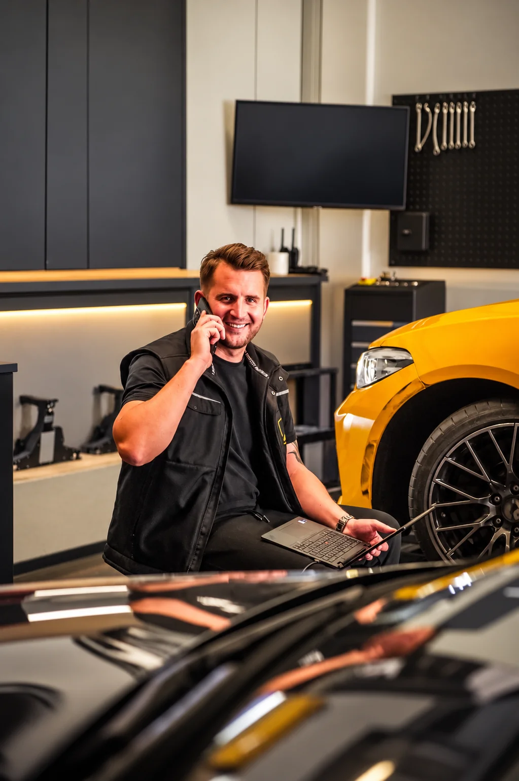 Matthias Birchel lächelt beim Telefonieren