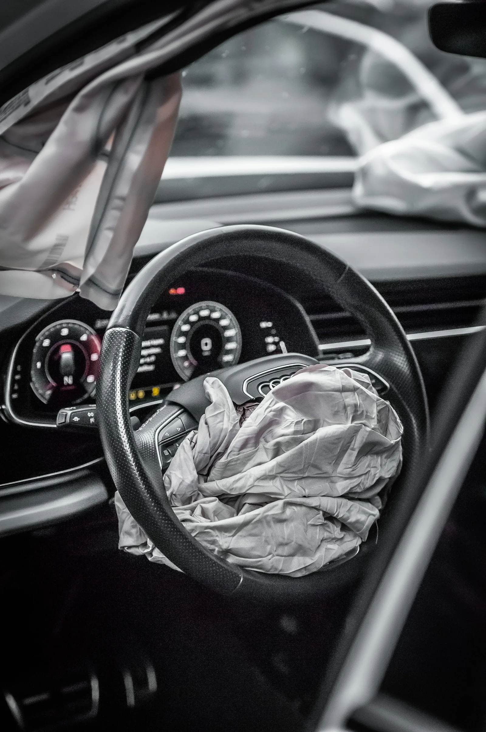 Ausgelöster Airbag nach einem Unfall