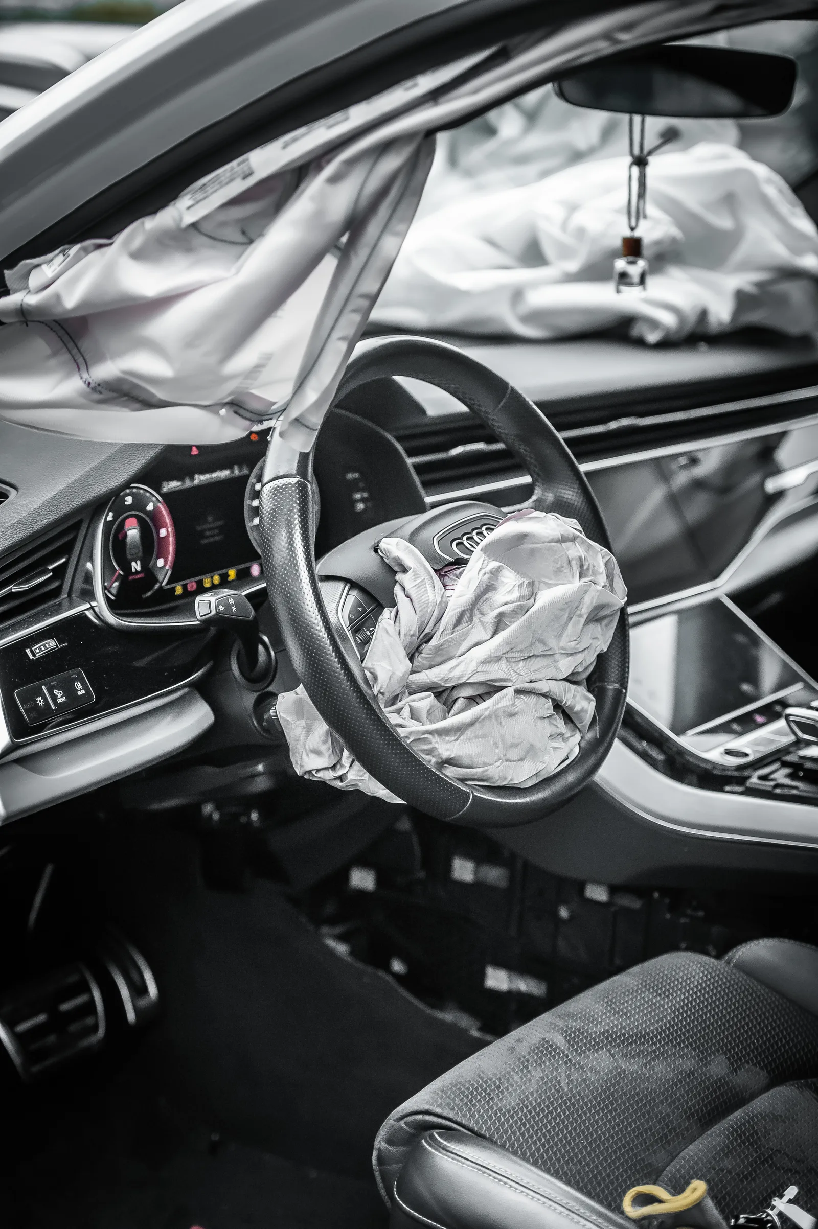 Ausgelöste Airbags im Fahrzeuginnenraum – Beispiel eines dokumentierten Unfallschadens