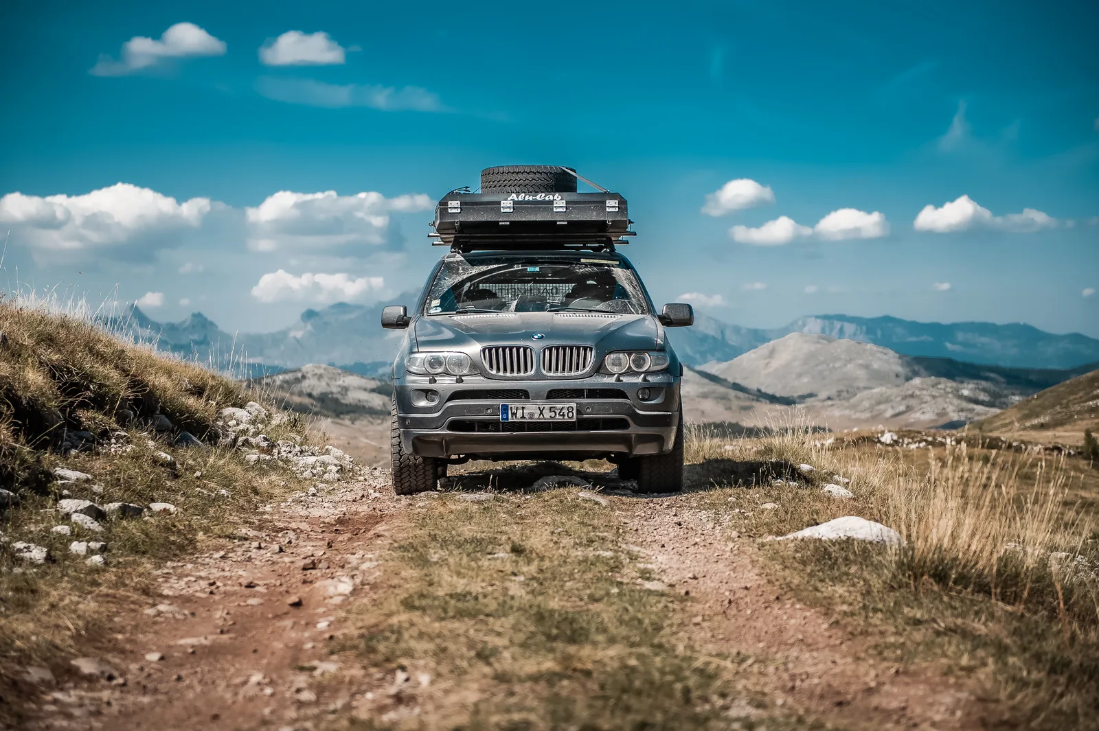 BMW X5 mit geschlossenem Dachzelt unterwegs