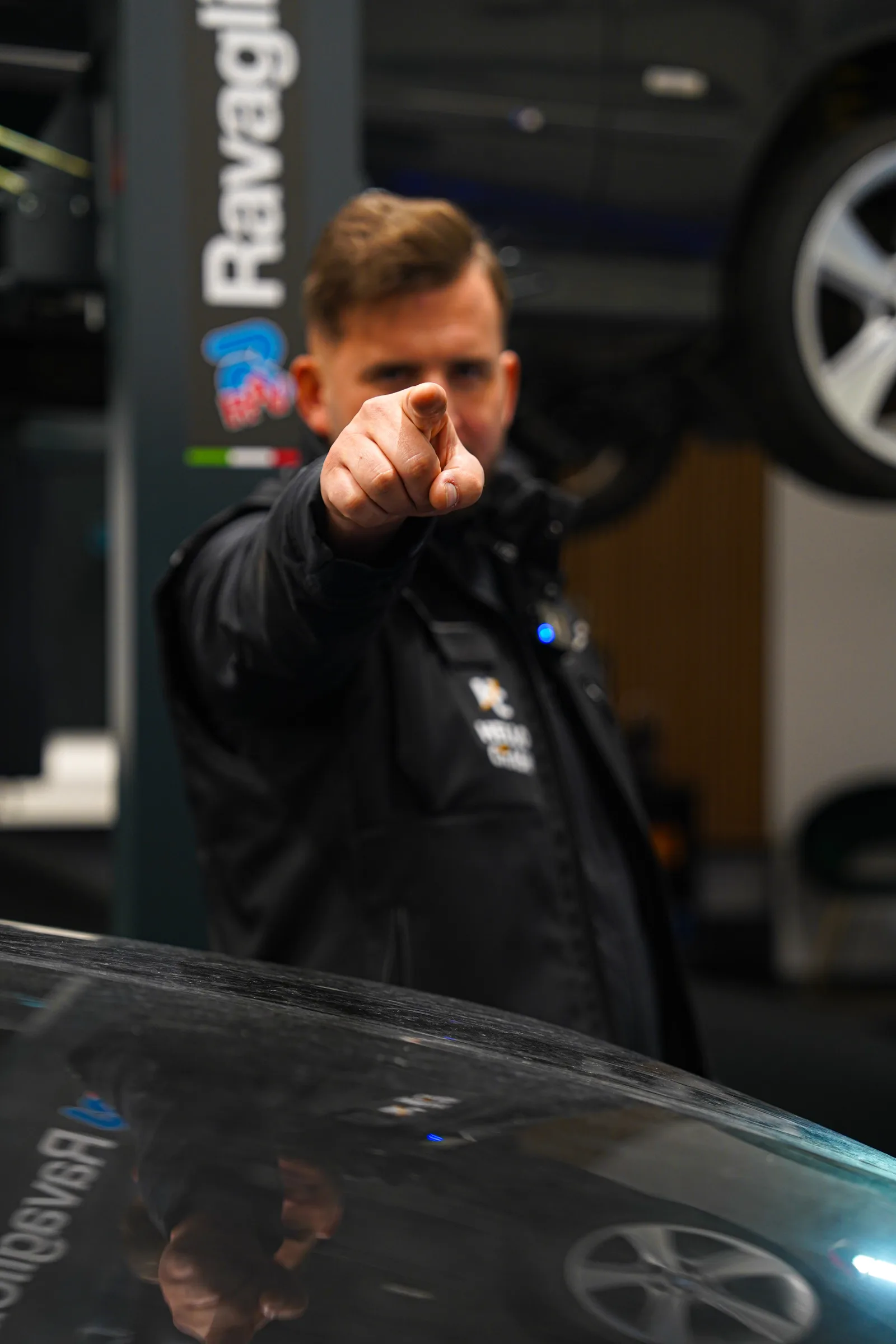 Matthias Birchel zeigt zur Kamera