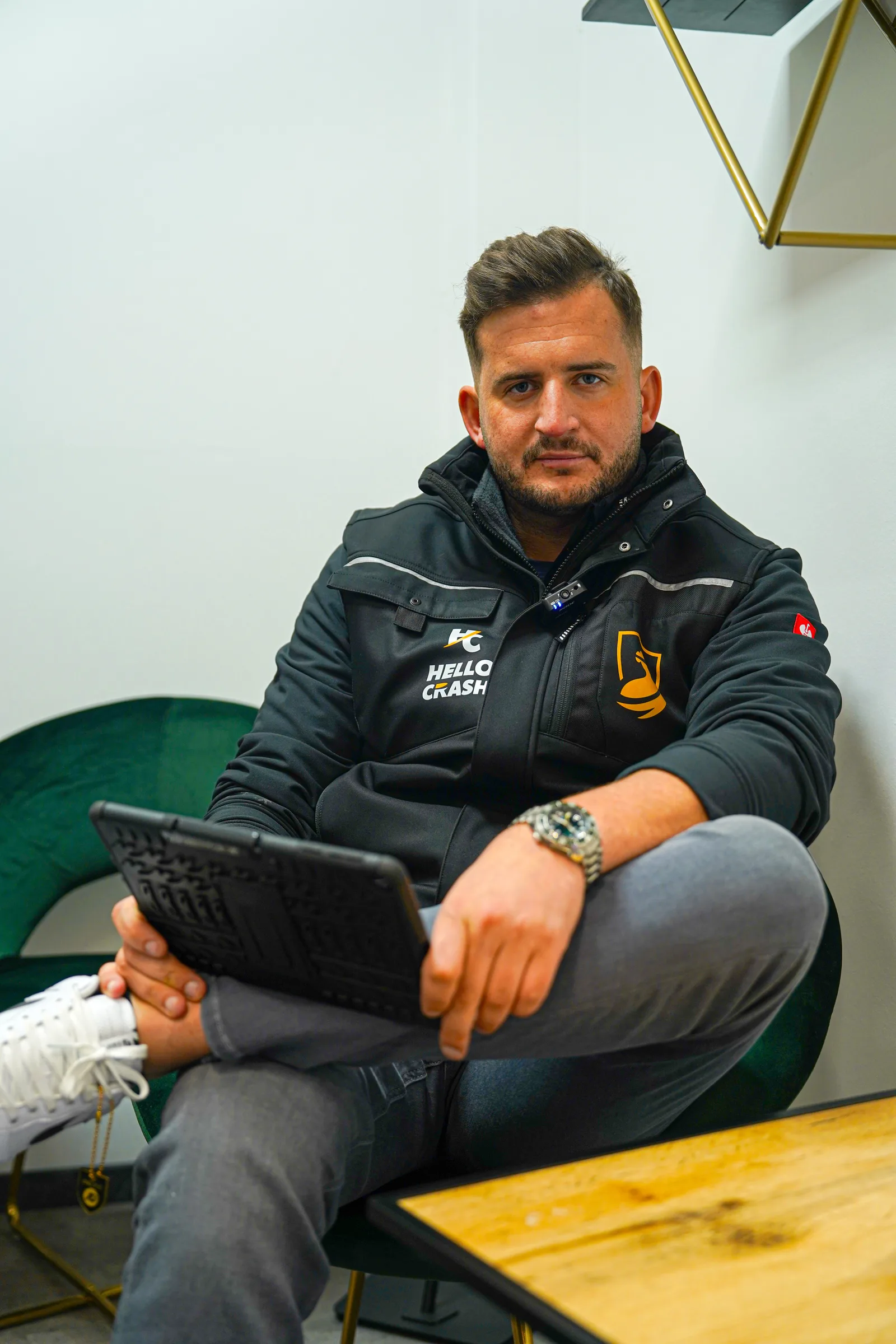 Matthias Birchel mit Tablet im HelloCrash-Outfit