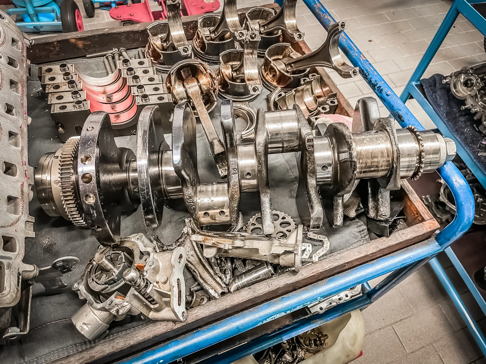 Zerlegte Motorbauteile