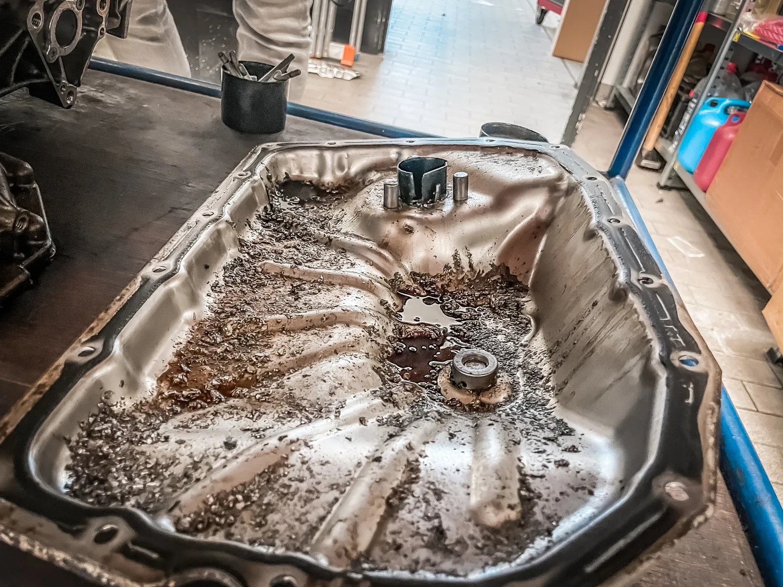 Metallische Rückstände in einer geöffneten Ölwanne
