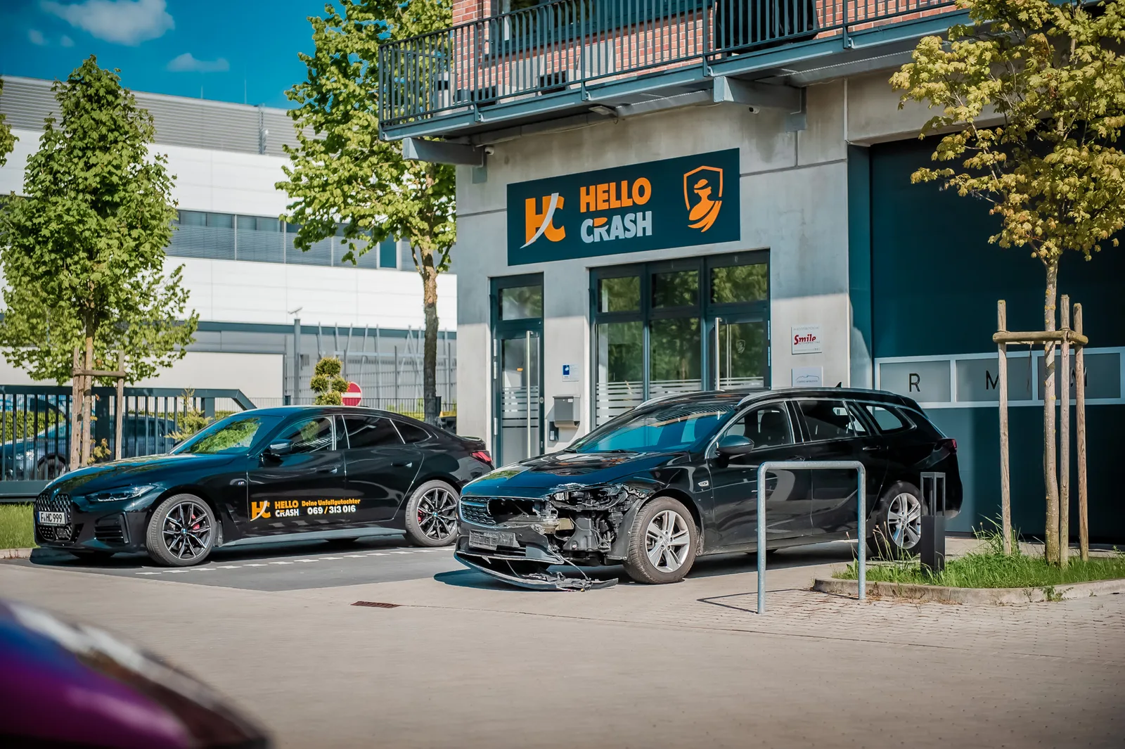 Unfallfahrzeug vor HelloCrash in Frankfurt