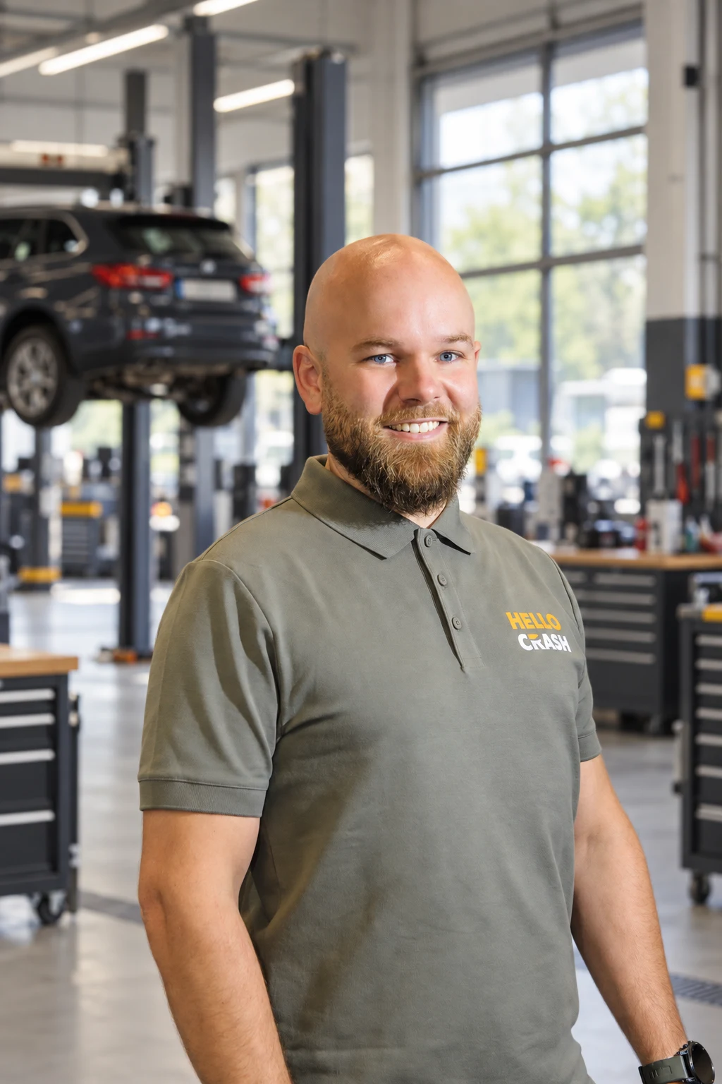 Sebastian Klein in der Werkstatt im HelloCrash-Poloshirt