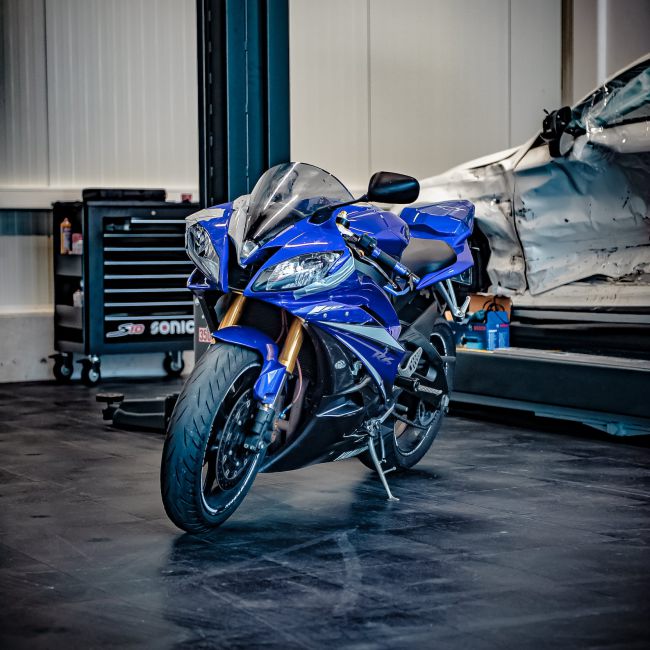 Blaues Motorrad von vorne