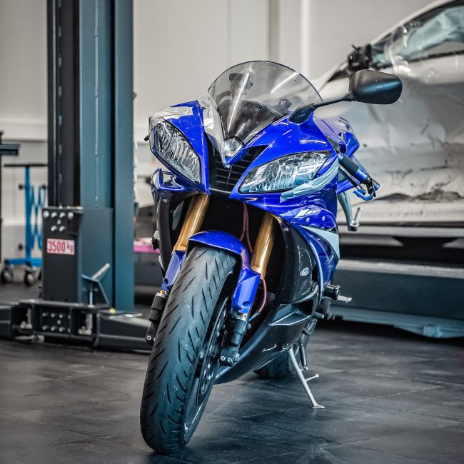 Blaues Motorrad Frontalsicht recht nah