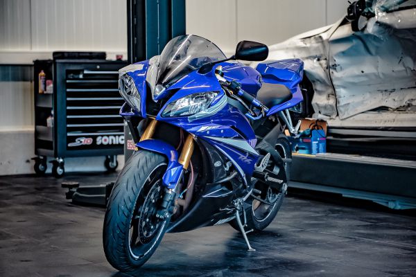 Blaues Motorrad von vorne