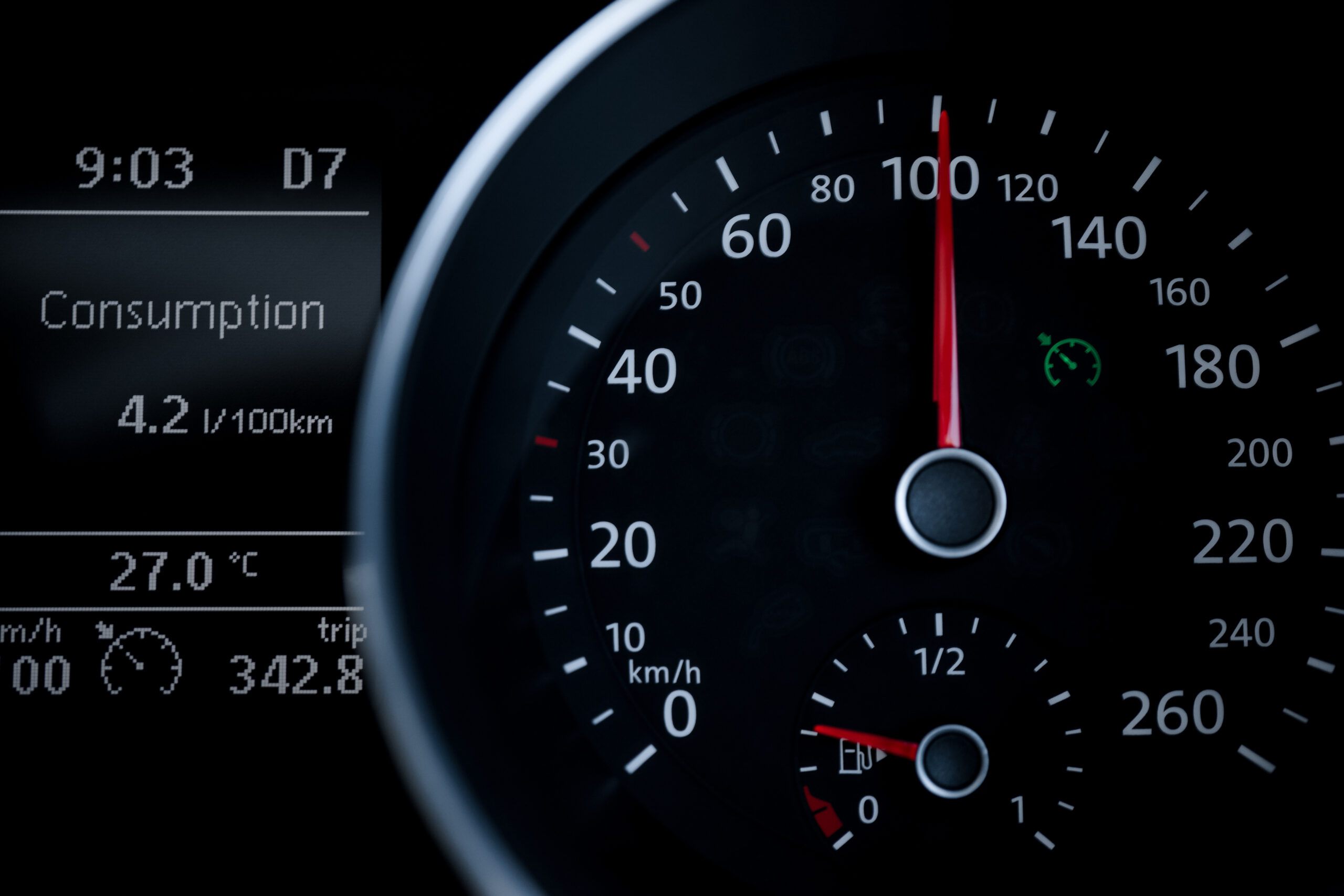 Kfz-Experte untersucht Fahrzeug auf Tachomanipulation mithilfe eines Diagnosegeräts