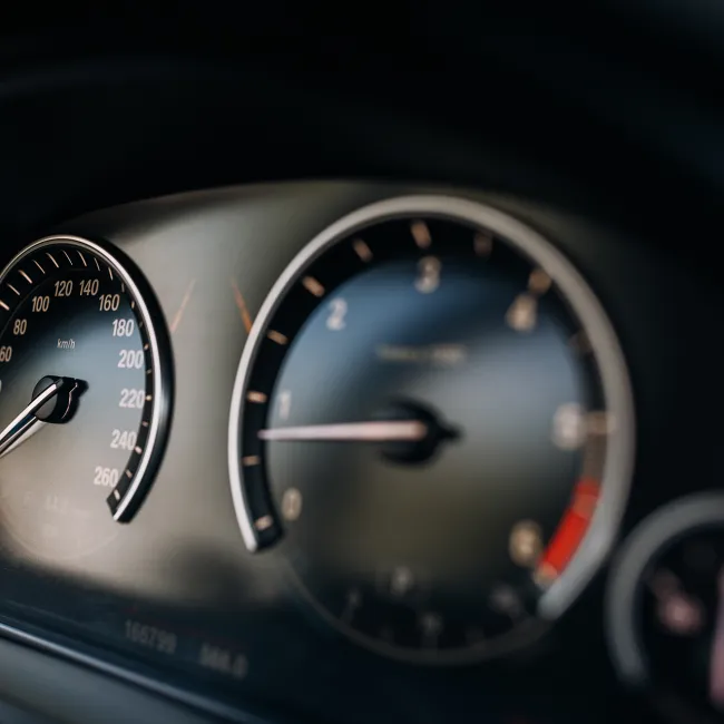 Tachometer mit manipuliertem Kilometerstand – Verdacht auf Tacho Manipulation