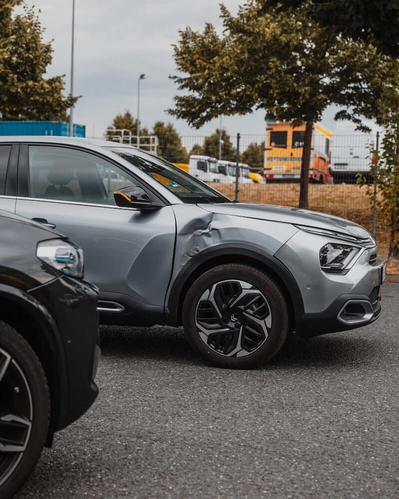 Gutachter erstellt Kostenvoranschlag für Reparatur nach einem Unfall