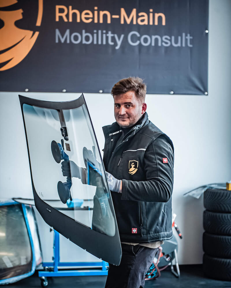 Techniker repariert Windschutzscheibe nach Steinschlag