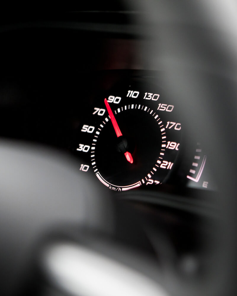 Tachometer eines Fahrzeugs – Prüfung auf mögliche Manipulation des Kilometerstands